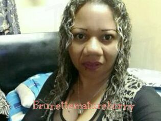 Brunettematurehorny